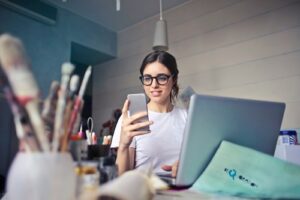 Mujer llamando por teléfono